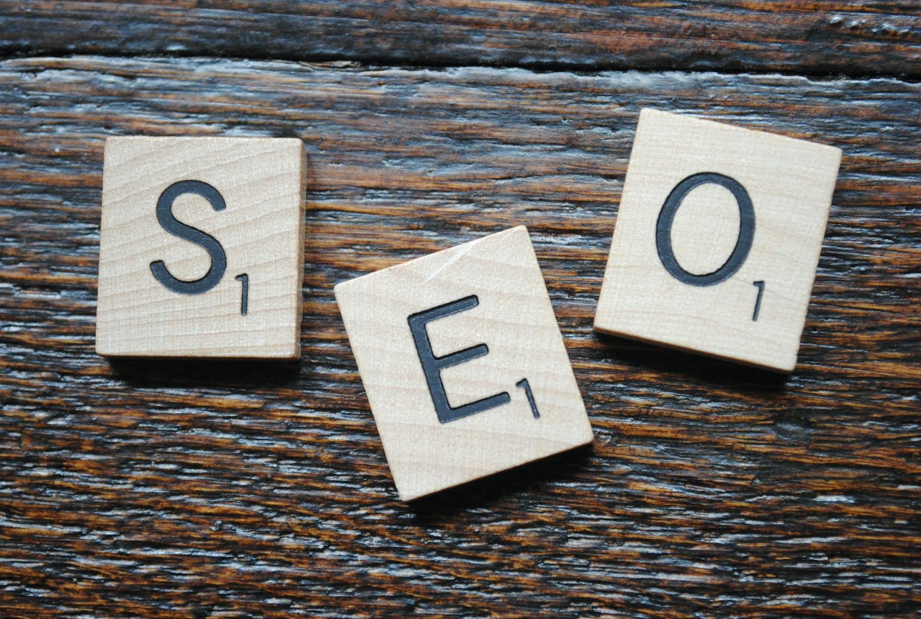 Kaip SEO straipsnių talpinimas informaciniame bloge padidina organinį srautą ir stiprina svetainės autoritetą