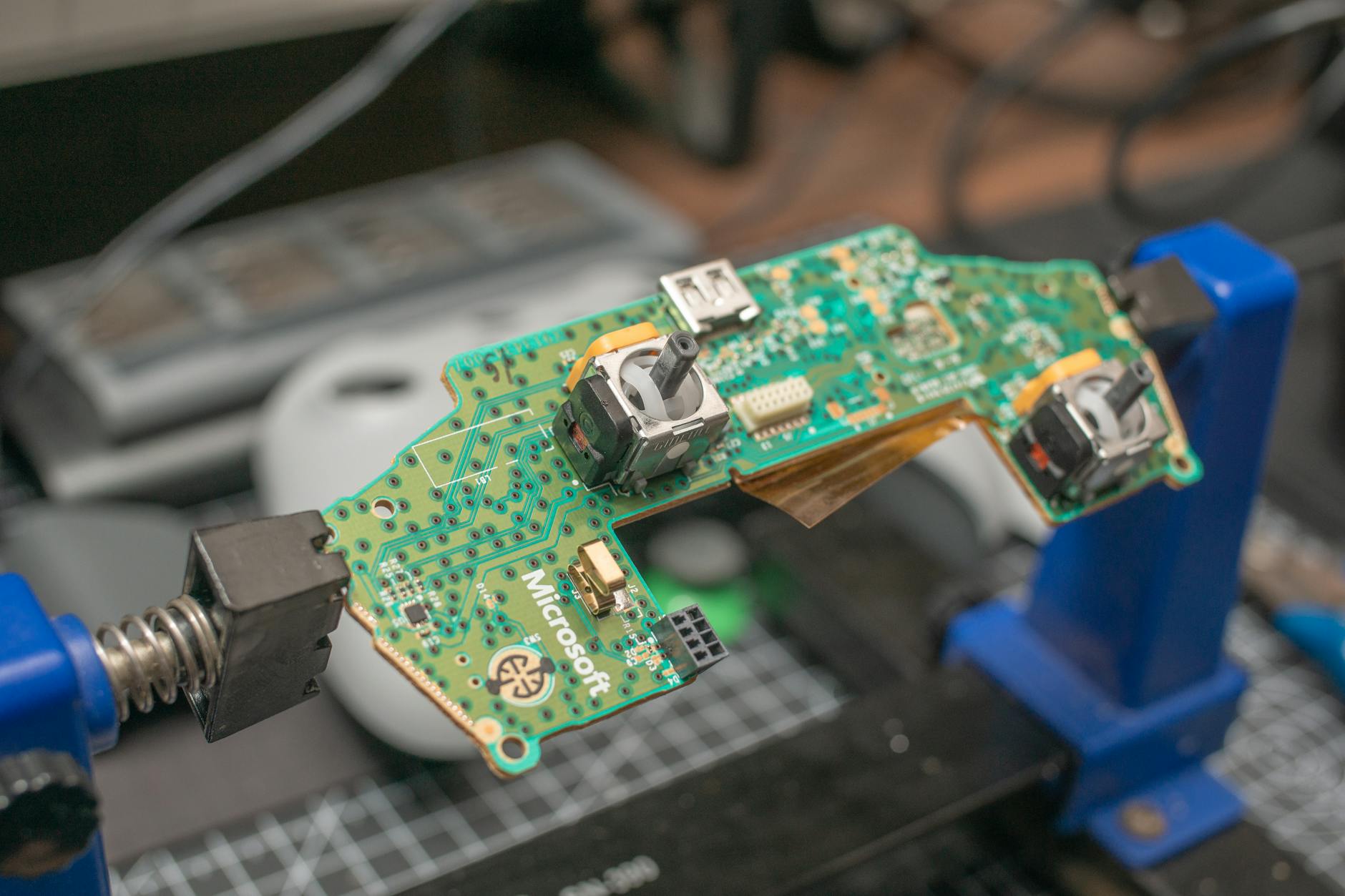 Kodėl „Xbox” ir „PlayStation” valdikliai dažniausiai genda ir kaip juos sutaisyti Vilniuje