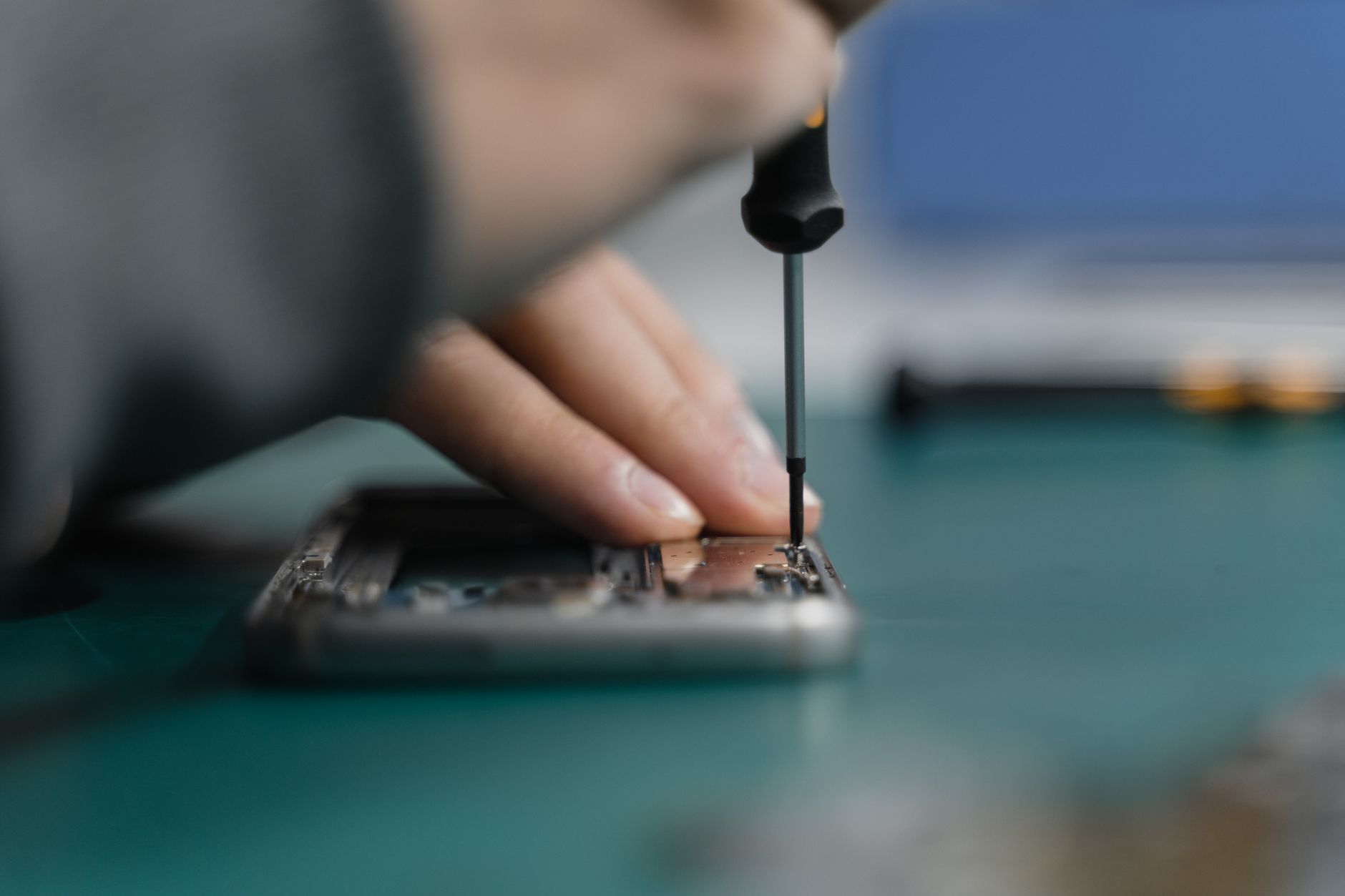 Kodėl telefonų ekrano keitimas Klaipėdoje kainuoja skirtingai: ką būtina žinoti prieš einant į servisą